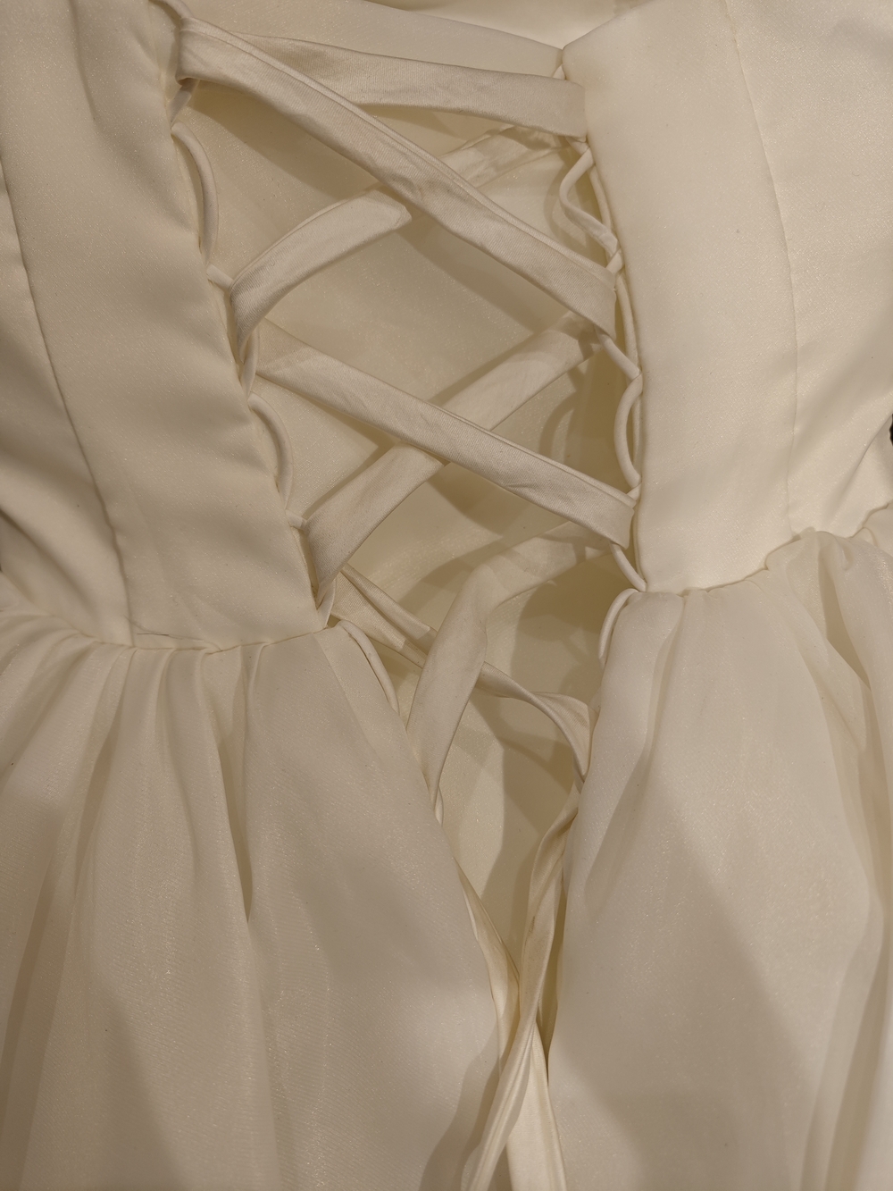 Elegant Strapless White Satin Wedding Gown with Draped Bow - Picture 4 of 4